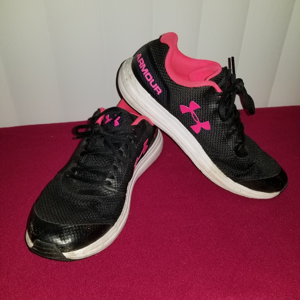 Girls Under Armour Gym Shoes Size 7